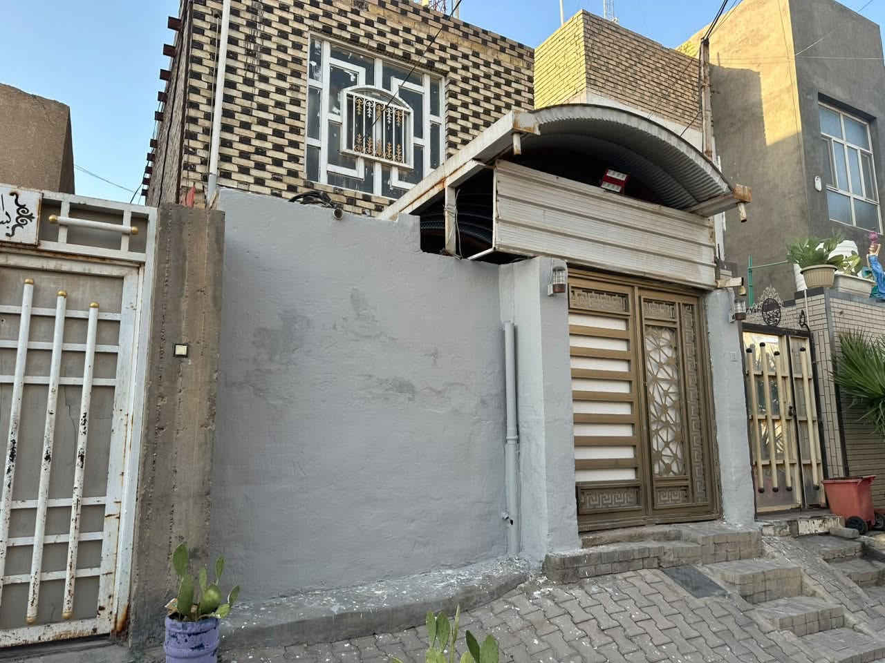 بيت في حي الشهداء للبيع
مقابل بريد الهندية اول فرع خلف التجاري المساحة 100 م الواجهة 5 والنزال 20 يحتوي البيت على طابقين غرفة واستقبال وصاله ومطبخ وصحيات عدد 2
والطابق الثاني غرفة وصالة
شليمان طابوق جمهوري بناء نظيف
السعر 135 مع المجال
التواصل واتساب او اتصال ***********
