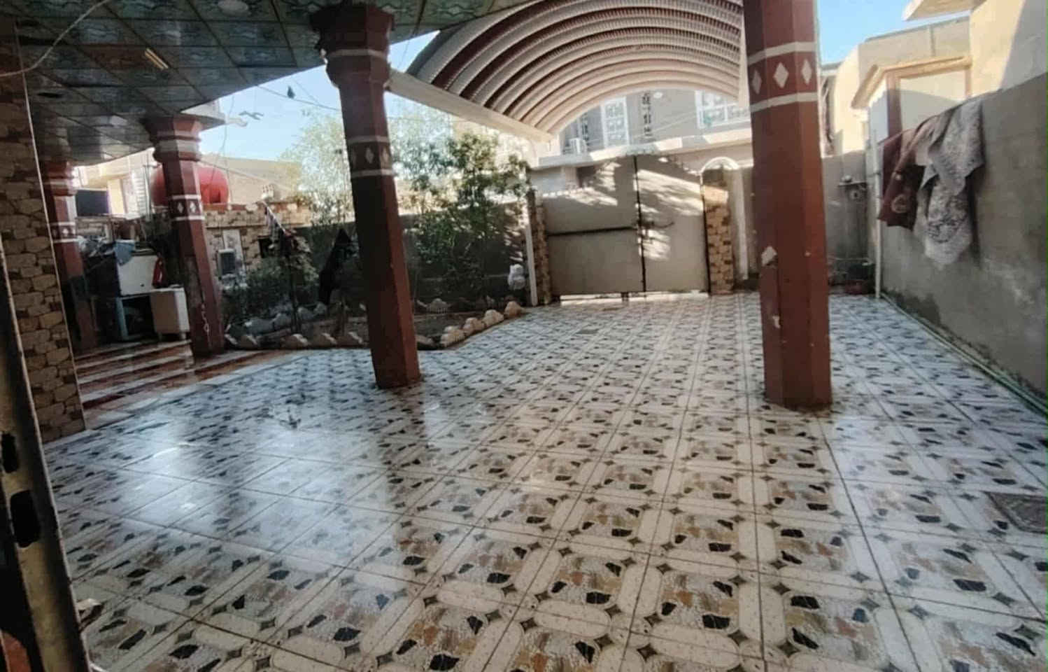 السلام عليكم دار لبيع مساحتة ٣٠٠متر بدايه شارع علي قماره مقابل أسواق علي لبي مساحته ٣٠٠متر غرفتين وصاله ومطبخ واستقبال صحيات داخليه وخارجيه لاتصال ***********
