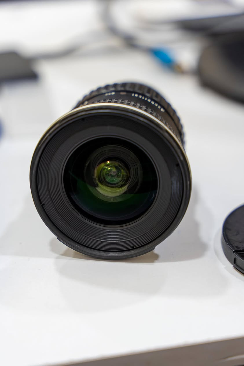 للبيع | عدسة Tokina AT-X PRO 11-16mm f/2.8
إذا كنت من عشاق تصوير المناظر الطبيعية، العمارة، النجوم، أو الفيديو، فهذه العدسة تُعد من أفضل عدسات الـ Ultra Wide بفضل فتحة العدسة الثابتة f/2.8 وجودة الصورة العالية.
✅ المواصفات:
• Tokina AT-X PRO 11-16mm f/2.8
• زاوية تصوير واسعة جدًا 11-16mm
• فتحة عدسة ثابتة f/2.8 على كامل المدى البؤري
• أوتوفوكس + مانيوال فوكس
• حدة ممتازة وألوان غنية
• مناسبة لتصوير الطبيعة، المعمار، الأماكن الضيقة، والسماء الليلية
• مخصصة لكاميرات Nikon
📌 حالة العدسة:
✔️ نظيفة جداً كما موضح في الصور.
✔️ زجاج العدسة الأمامي والخلفي خالٍ تماماً من الخدوش أو الفطريات أو الضباب.
✔️ الهيكل بحالة ممتازة.
✔️ تعمل بكفاءة 100% دون أي مشاكل.
📦 المرفقات:
• غطاء أمامي
• غطاء خلفي
• الهود (Lens Hood)
💰 السعر: على الخاص.***********
📩 للاستفسار أو الحجز يرجى التواصل عبر الرسائل الخاصة.
