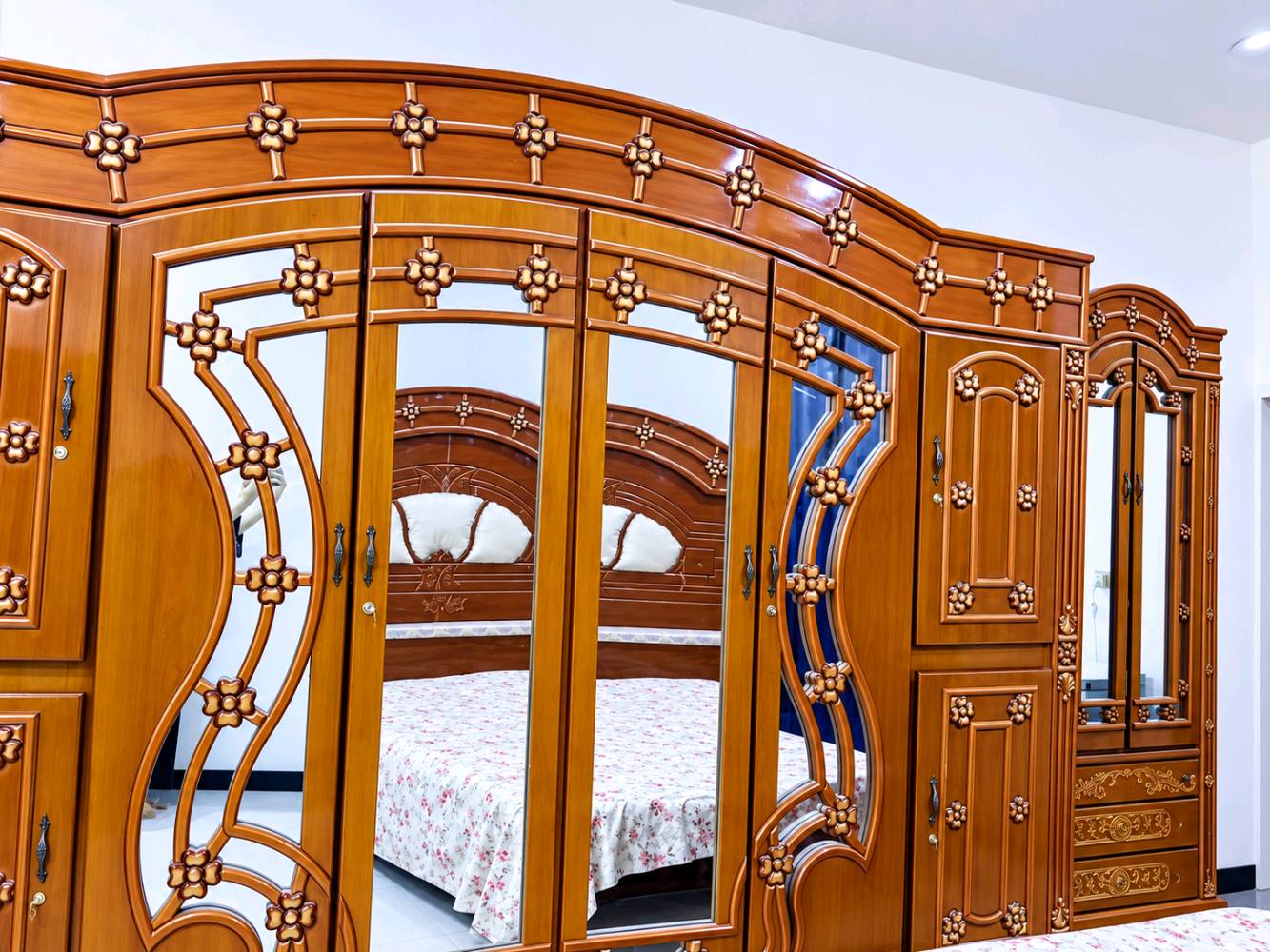 🛏️ غرفة نوم للبيع،تحتوي على (جربايه، كنتور 6ابواب، ميزتواليت، زاويه بابين، كومدينو2)