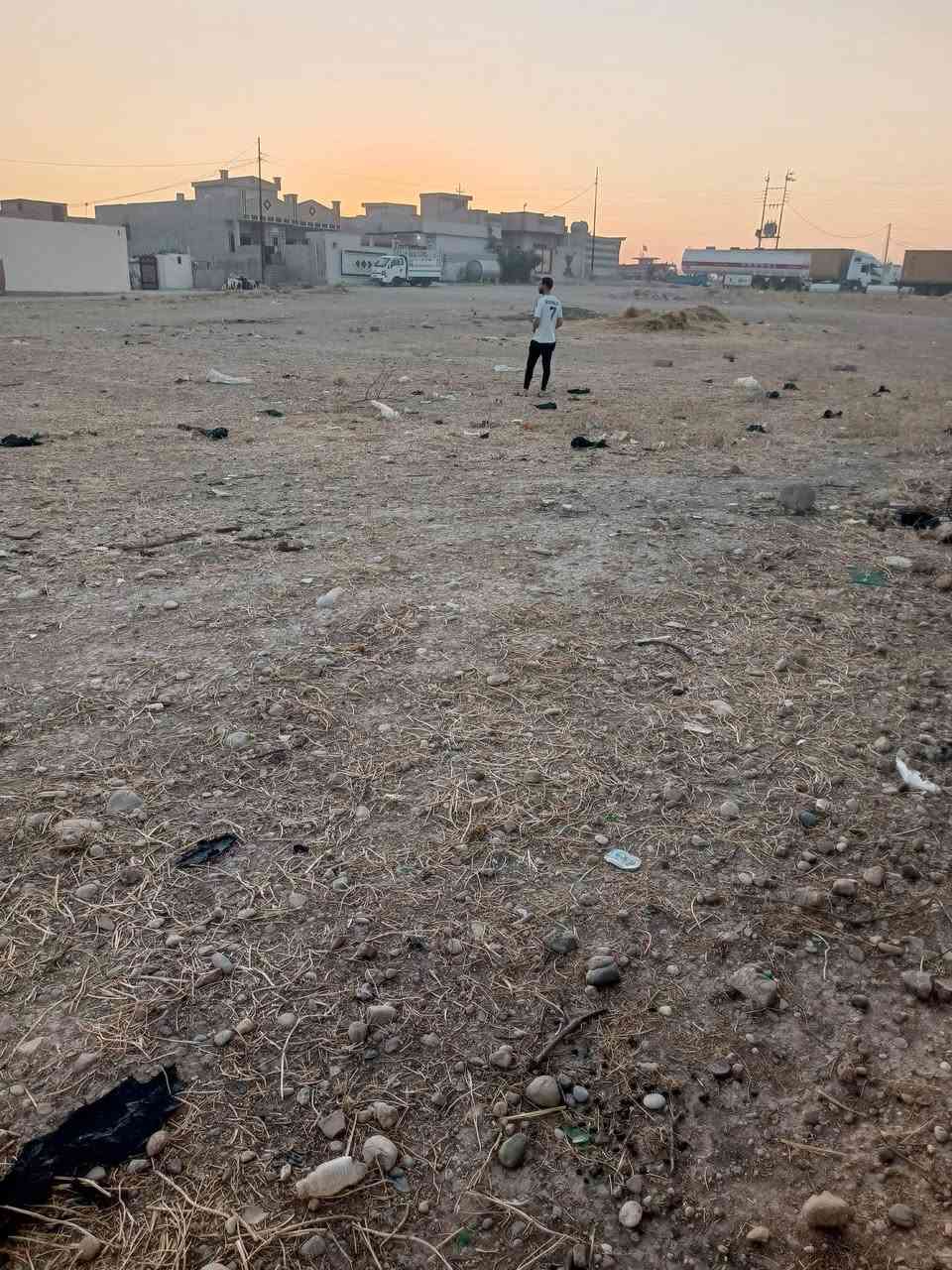 ارض للبيع في مدخل الثاني مساحه 100 كدامها شارع وتبعد عن شارع العام 40 م وصل بلديه بسمي ماء وكهرباء سند قرار 25 زراعي وبنص بيوت كاع حلوه ومرتبه وسعرها 9 ***********
