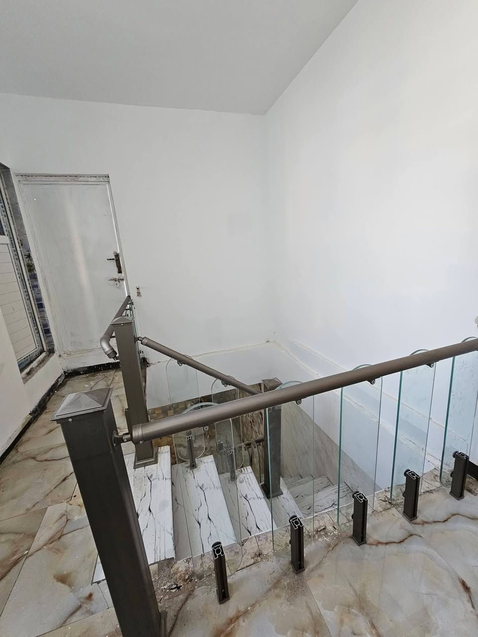 بيت في المعملجي خلف مستشفى الوارث ١٠٠ متر طابق ونص غرفة واستقبال ومطبخ اوبن على الصالة وصحيات ب الخلفي مالت البيت  والطابق الثاني  غرفة وصحياته والسطح سعره ١٢٠ وبيه مجال للطيبين او مراوس ويه بيت ١٠٠ متر فأكثر بيه ٣ غرفة نوم 
 ‎***********

نص مكتوب في الصور:
- محتوى تم إنشاؤه باستخدام الذكاء الاصطناعي ✨