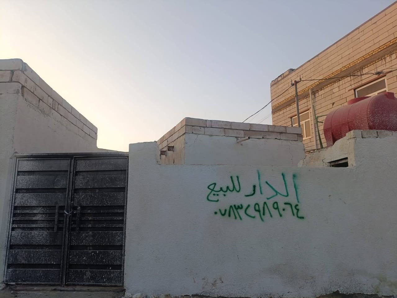 بسم الله الرحمن الرحيم.
يوجد بيتان متجاوران مساحة كل بيت 200م.
كل بيت غرفتين  وصالة ومطبخ
وكذلك استقبال وصحيات داخلية وخارجية .
علما بأن المنطقة مشمولة بالتطويب .مجاري ماء كهرباء
خدمات كاملة.من الدولة.
المكان دور سيد حمزة قرب المصب .السعر مناسب جدا
سعر البيت الواحد 35 مليون
فقط وبيها مجال بسيط للشراي
الاتصال على الرقم
   ***********
