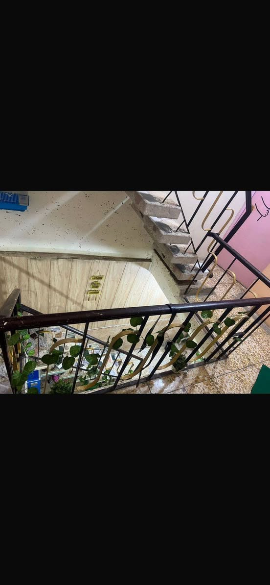 طابقين عكادة نضيف
الطاب الاول صاله حولي مطبخ +خدمات
طابق الثاني غرفتين نوم #خدمات
الواجه4
النزال12.5
المساحه 50 متر 
للاستفسار ***********
