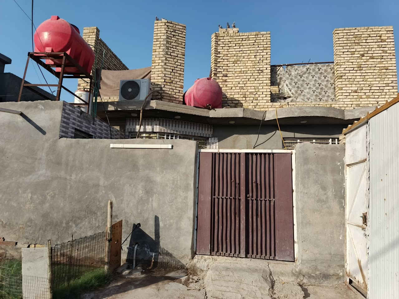 السلام عليكم بيت للبيع لعسكري بل قرب من مدرسه جبل عامل ركن ع شارعين 150 م / نزال 15/  عرض 10 م ***********
