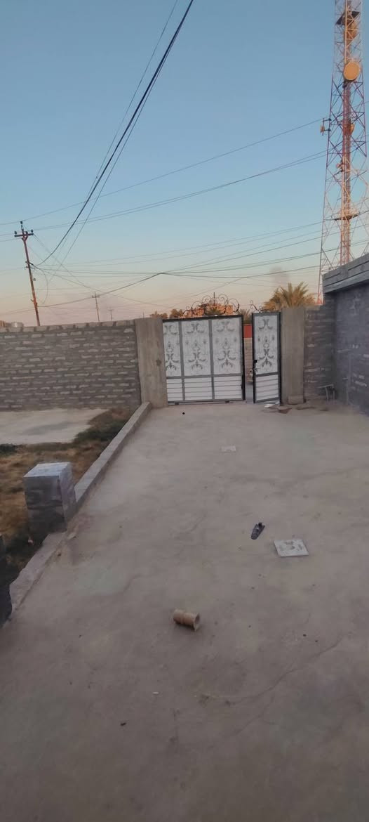 .السلام عليكم 
بيت للبيع  بيجي المالحه الشرقيه 
مقابل مدريه الصمود

 المساحه 450  طابو زراعي 
تفاصيل 
1
غرفتين نوم  وربعه وهول ومطبخ خارجي وداخلي حمام

2 البيت نظام تبريد مركزي مأسس مجاري وماء كامل البيت بناء عالي  سقف عالي نضام دكتات 

البوب وشبابيك نظام تركي قاصه 
حديقه وحوش جبير
ستفسار   ***********. او مراسله الصفحه
