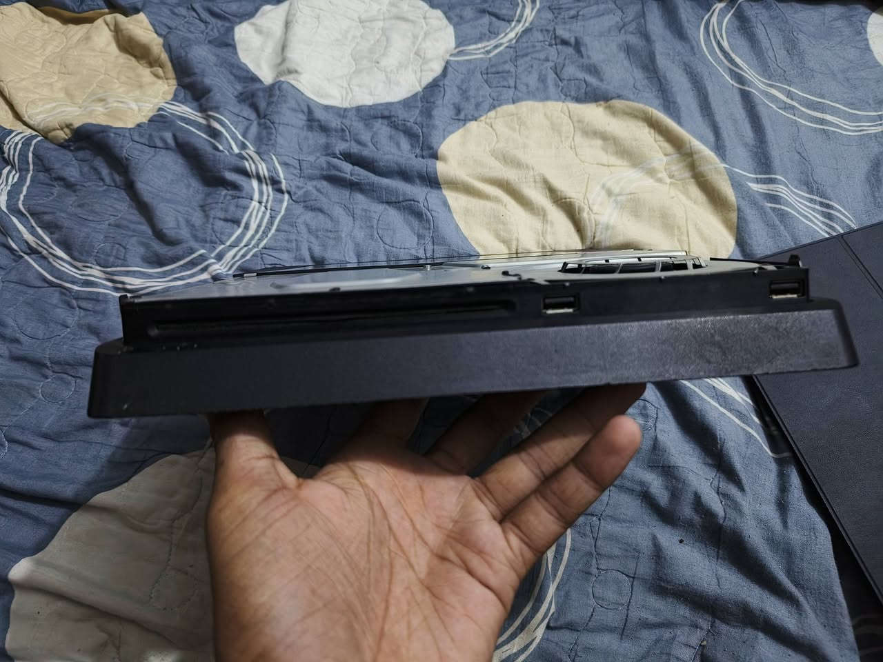 السلام عليكم
جهاز PS4 نظام 13.52 التهكير عن قريب ينزل 
جهاز ما مفتوح ابدا اخذته قبل 6 اشهر،واستعملته بس شهرين 
الجهاز شغال مابي اي شيء وما داخل صيانة وما مفتوح،(ويا قرص بتل فيلد الجزء الخامس وبيس 27)، وجوستكات 2 تجاريات واحد مامستخدم ( جديد) 
السعر 190 وبي مجال، مكاني ديوانية للتواصل خاص 
او واتس ***********
