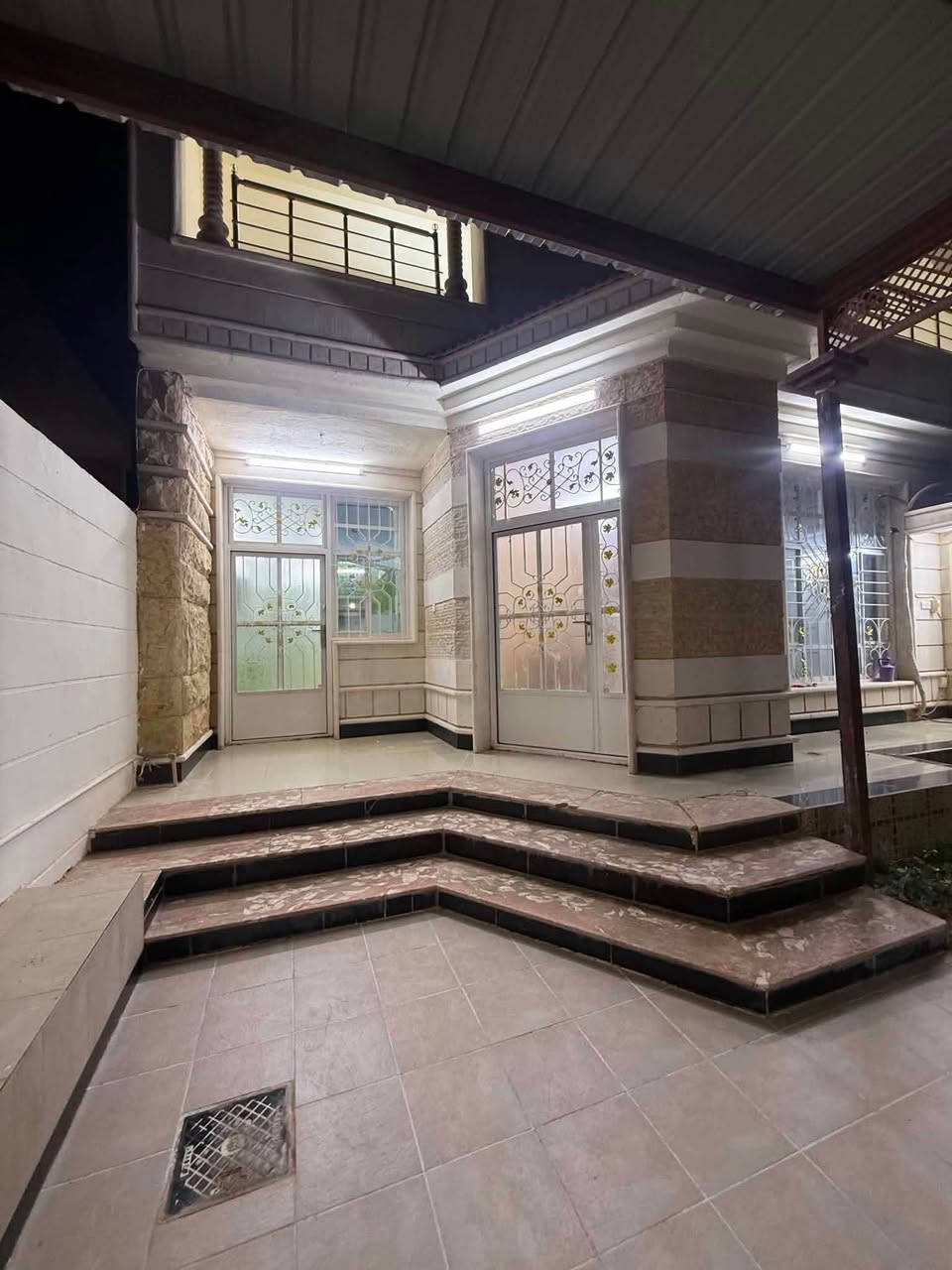 🏡 دار للبيع –موقع القادسيه حي الجامعه ثالث بيت عن التجاري قرب مدينه العاب دريم لاند
 المساحة: 300 متر الوجه 10
تفاصيل الدار:
الوجه حجر وقرميد + حديقه واسعه 
 4 غرف نوم + استقبال + صاله
 مطبخ +ثلاث مجموعة صحية +كراج سياره مع مضله سياره
 السعر: 250 مليون وقابل للتفاوض  لشراي
📞 للحجز والاستفسار: ***********
