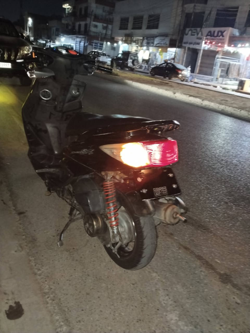 سلام وعليكم دراجه للبيع سكنس فحل كابريتر بوشه 58درجه اي نقص ما بيه دراجه نضيفه سعره 450وبيه مجال بصيط مكاني بغداد البلديات ***********
