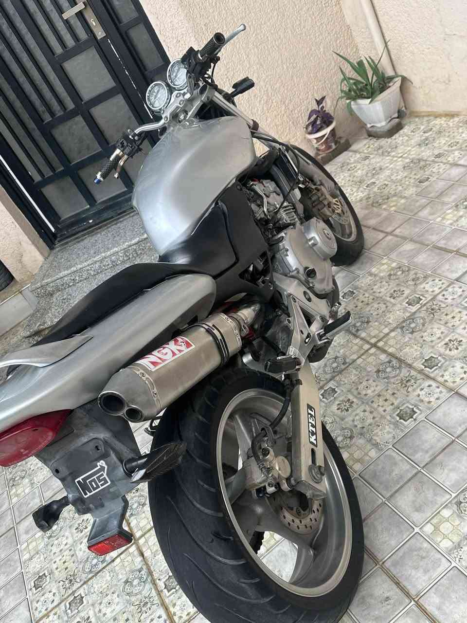 بطح هورنيت • ٢٥٠ • اوراق كمرك