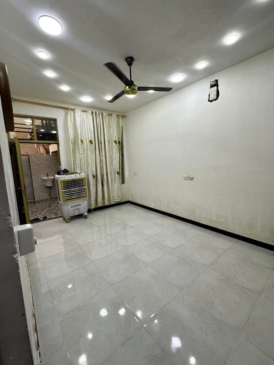 سلام عليكم بيت للبيع في خدمات مسقط مقابيل مدرسة المهندس(الجديدة) 
مساحة:100 م
طابقين بناء حديث 2026
يحتوي على استقبال وثلاث غرف نوم وصحيات خارجية وداخلية وفي طابق الثاني ومطبخ
كما موضح في الصور والتصوير
الاستفسار:*********** اتصال او واتساب 
سعره :80 وبي مجال بسيط
