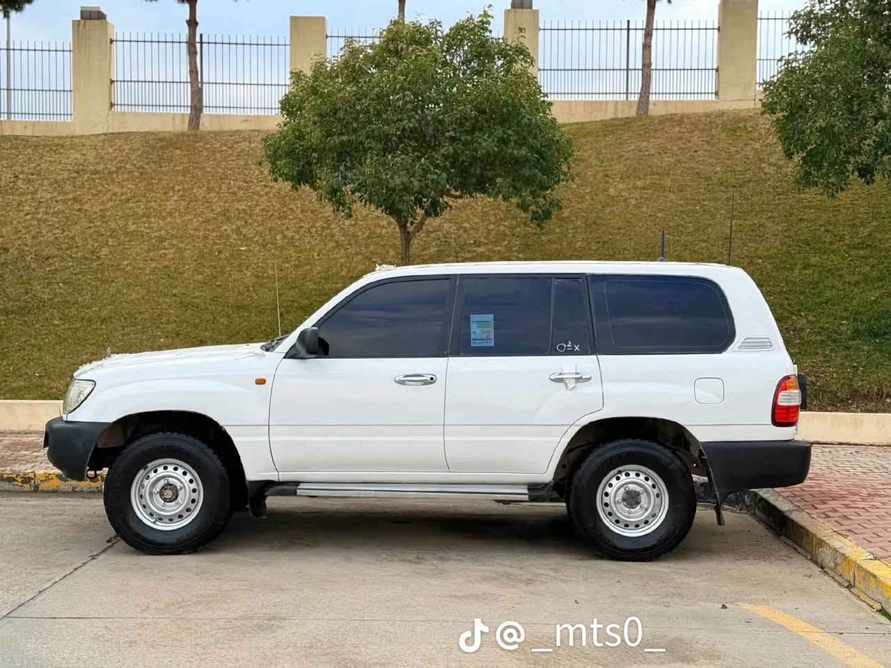 السلام عليكم لاندكروز. سلك للبيع او المراوس السياره مديل 2003 السياره مكفوله من الحادث مصبوغه عام بدون حادث رقم أربيل بسمي مكينه كير خير من الله تبريد ثلج صدر جديد مكاني بغداد السعر ١٣٥.       ‭.    ‭***********‬

نص مكتوب في الصور:
- @_mts0_
- @mts0