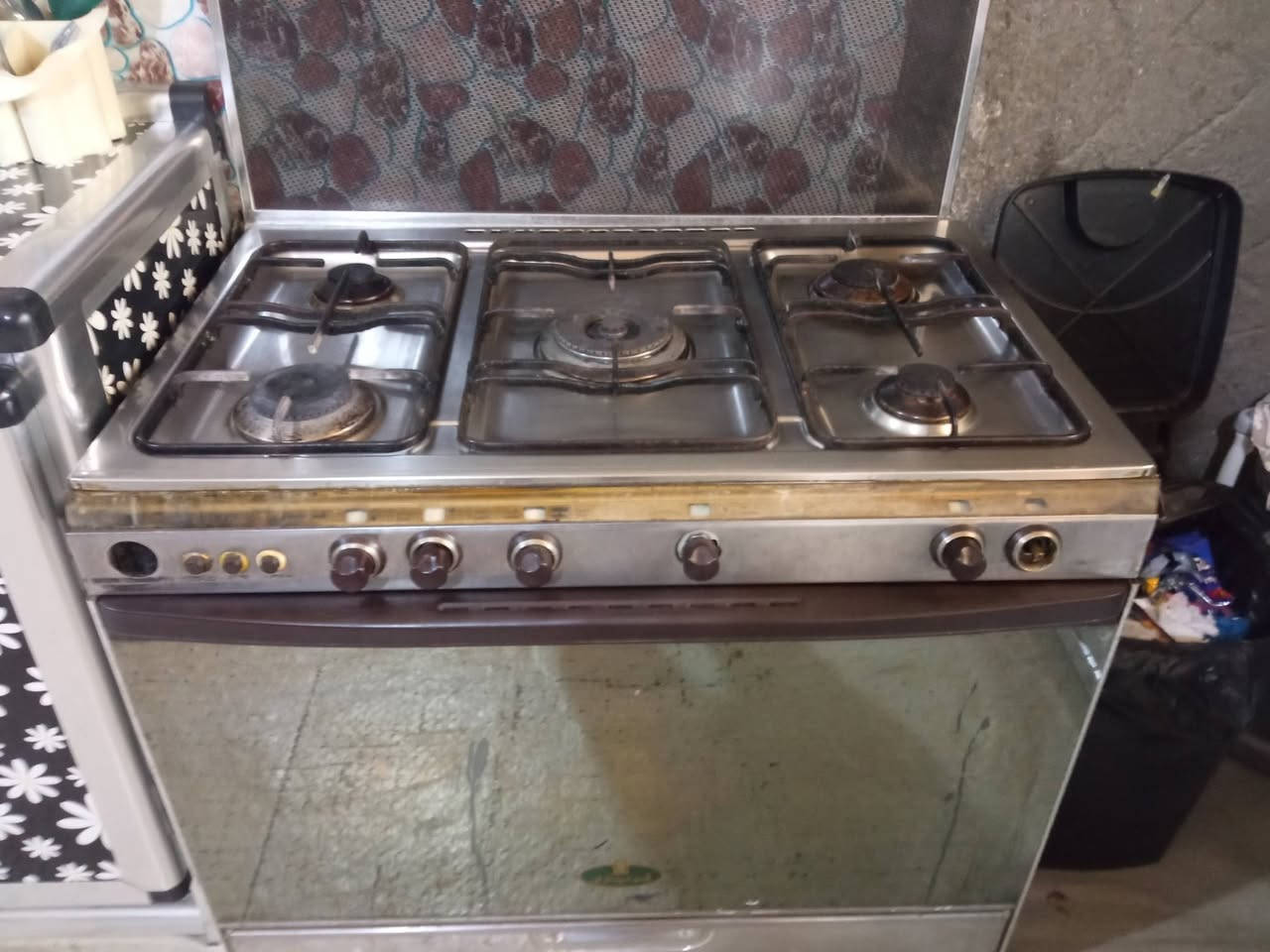 السلام عليكم للبيع طباخ كريازي خمسة عيون +فرن شغال العنوان بابل طهمازيه ***********للاستفسار السعر المطلوب 250الف
