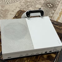 للبيع اكس بوكس وان نظيف حيل ومحافظ عليه، ويا كيم باس  والجهاز كامل مكم...