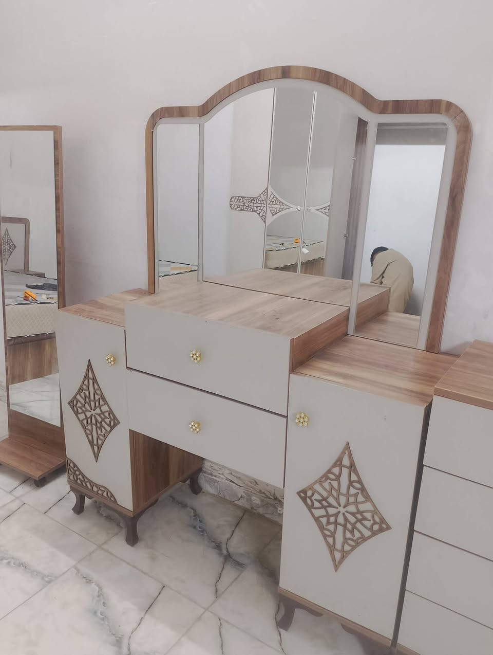 غرفه نوم مستخدم شي قليل 8قطع زورونا معرض السليمانية البيع وشراء الاغراض المنزليه...قادسيه قطعه500.تواصل عل الرقم واتس اب ***********...تجدون مايسركم .ادارة.سعد الامير
