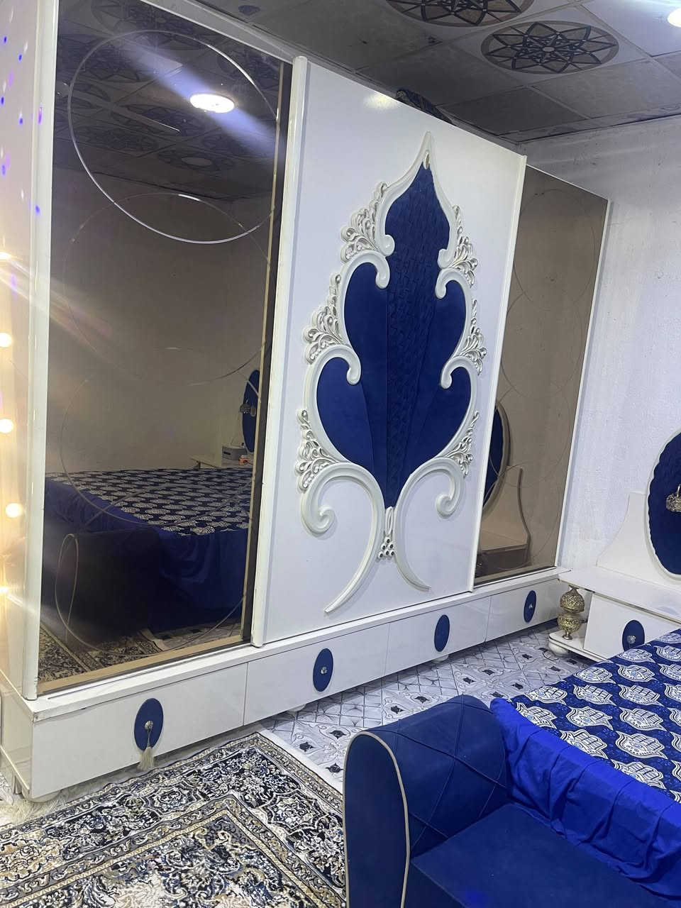 غرفة نوم جديدة تركي اصلي جديده لوك بس يدات للجرارات نقصها زلغ مابيها واصلي الله شاهد ماخذها بمليونين ونص عندي سفر واريد ابيعها ب500 الف مع المندر والبردات والفرشه للتواصل ***********
