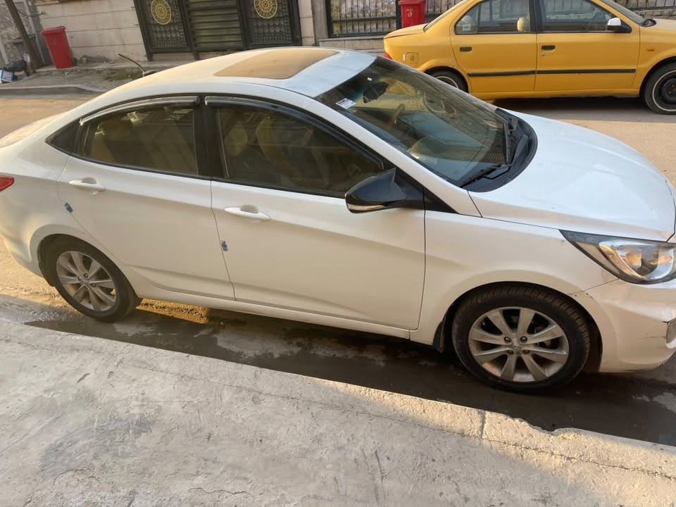 2013 
101 km 
80 $ 
***********

نص مكتوب في الصور:
- iQ