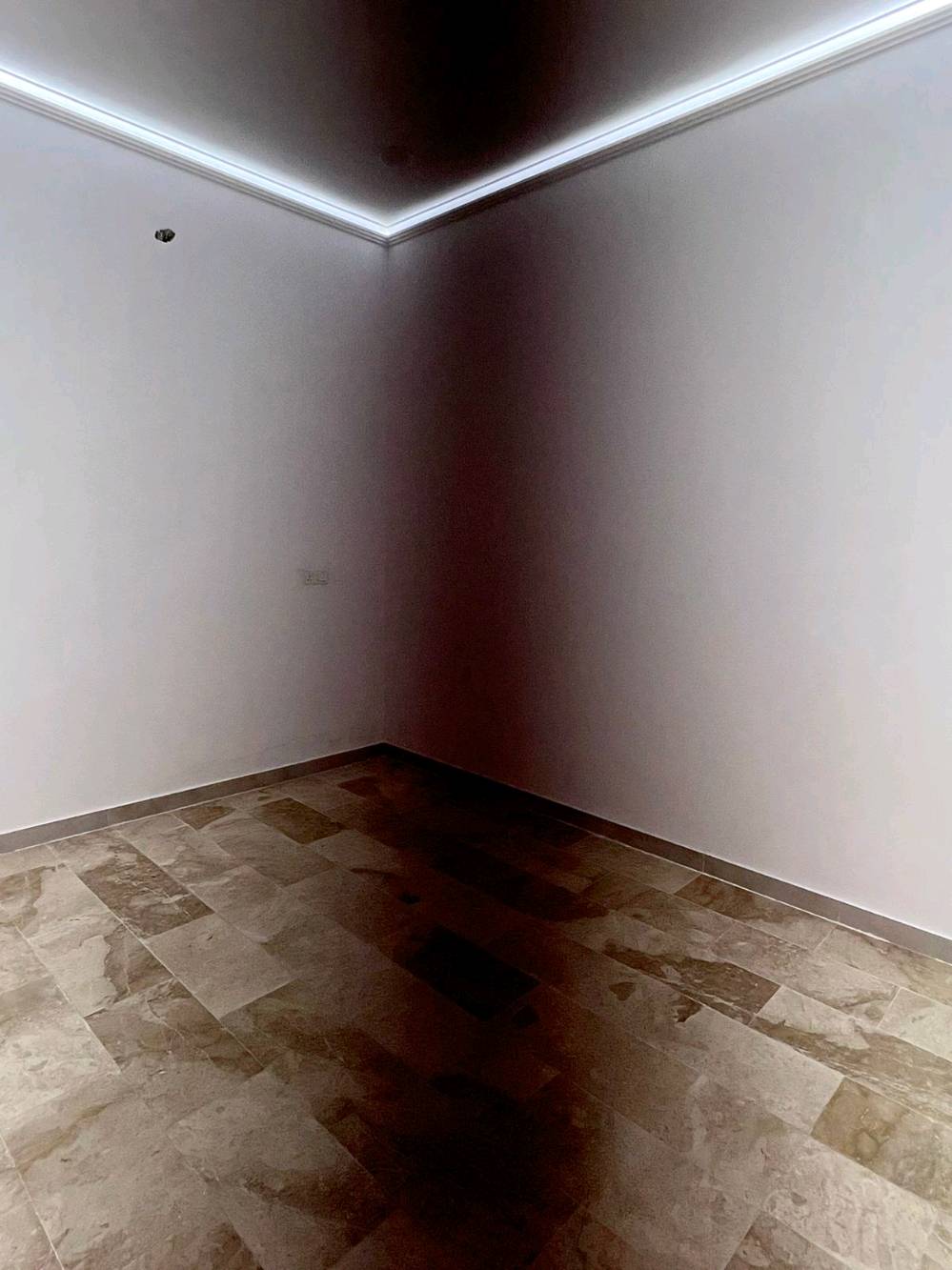 ​إياد عدنان | للعقارات 🏠✨
​دار للبيع – بناء حديث درجة أولى 📍 حي الجهاد / منطقة الضباط (مجاور شقق حي صدام)
​فرصة ممتازة للسكن أو الاستثمار بمواصفات مميزة واستغلال مثالي للمساحة:
​المساحة: 60 متر مربع
​الواجهة: 4.5 متر (ضلع منفصل غير مشترك)
​الغرف: 4 غرف نوم
​الصحيات: 3 حمامات
​المرافق: استقبال واسع + مطبخ متكامل
​📞 للاستفسار والتواصل (اتصال أو واتساب):
***********
​🔔 لا تنسوا متابعة الصفحة ليصلكم كل جديد من العروض العقارية المميزة!
