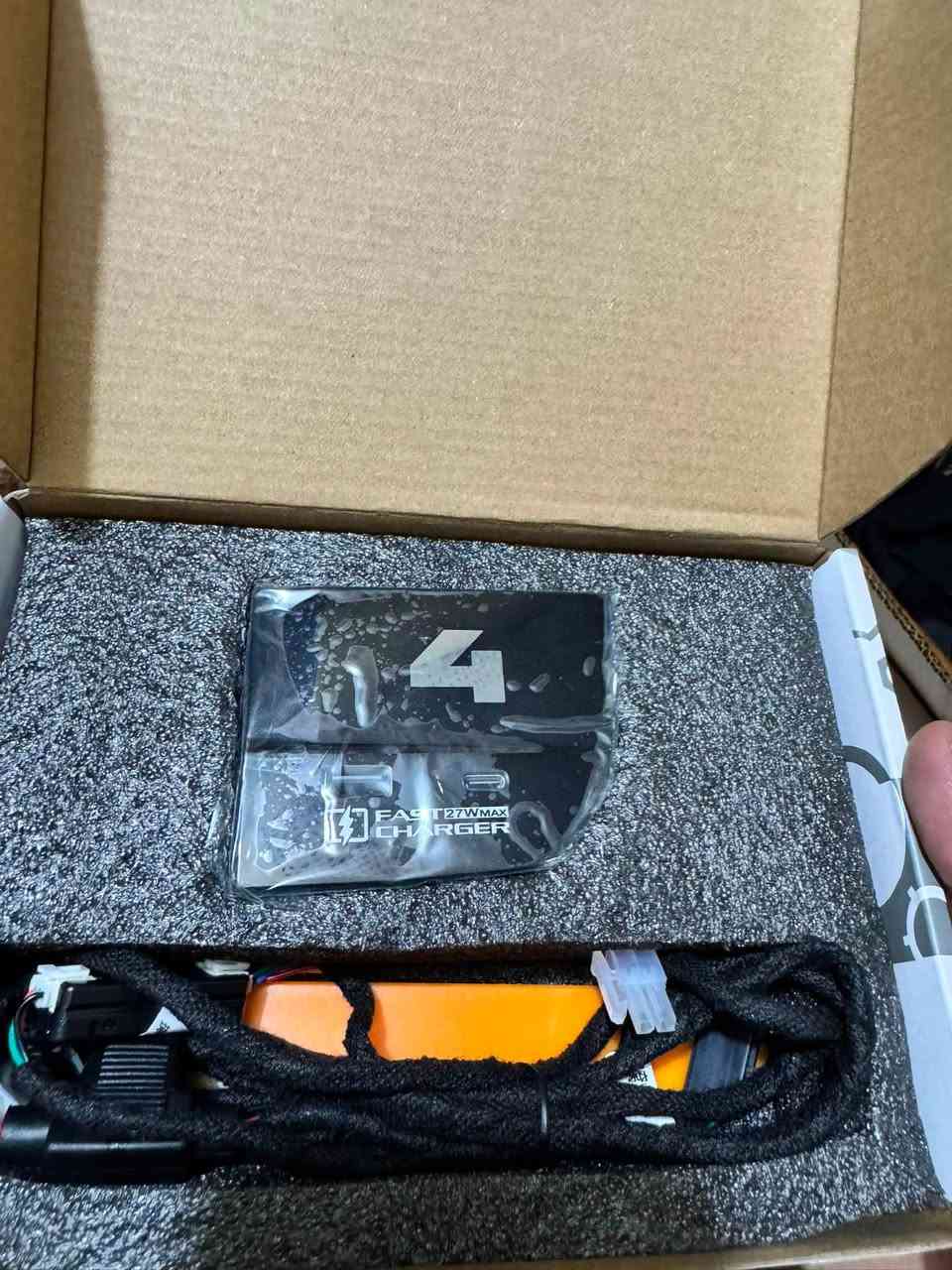 قطعه اضائه ويها منافذ شحن ثنين USB+ type C بسرعه 27W
ربط بدون قطع او تحوير

اناره تنربط ويه باقيّ الاناره مال سياره

متوفر ثلث قطعه 

4 سيريس

3سيريس

اX5

للتواصل واتس:***********
