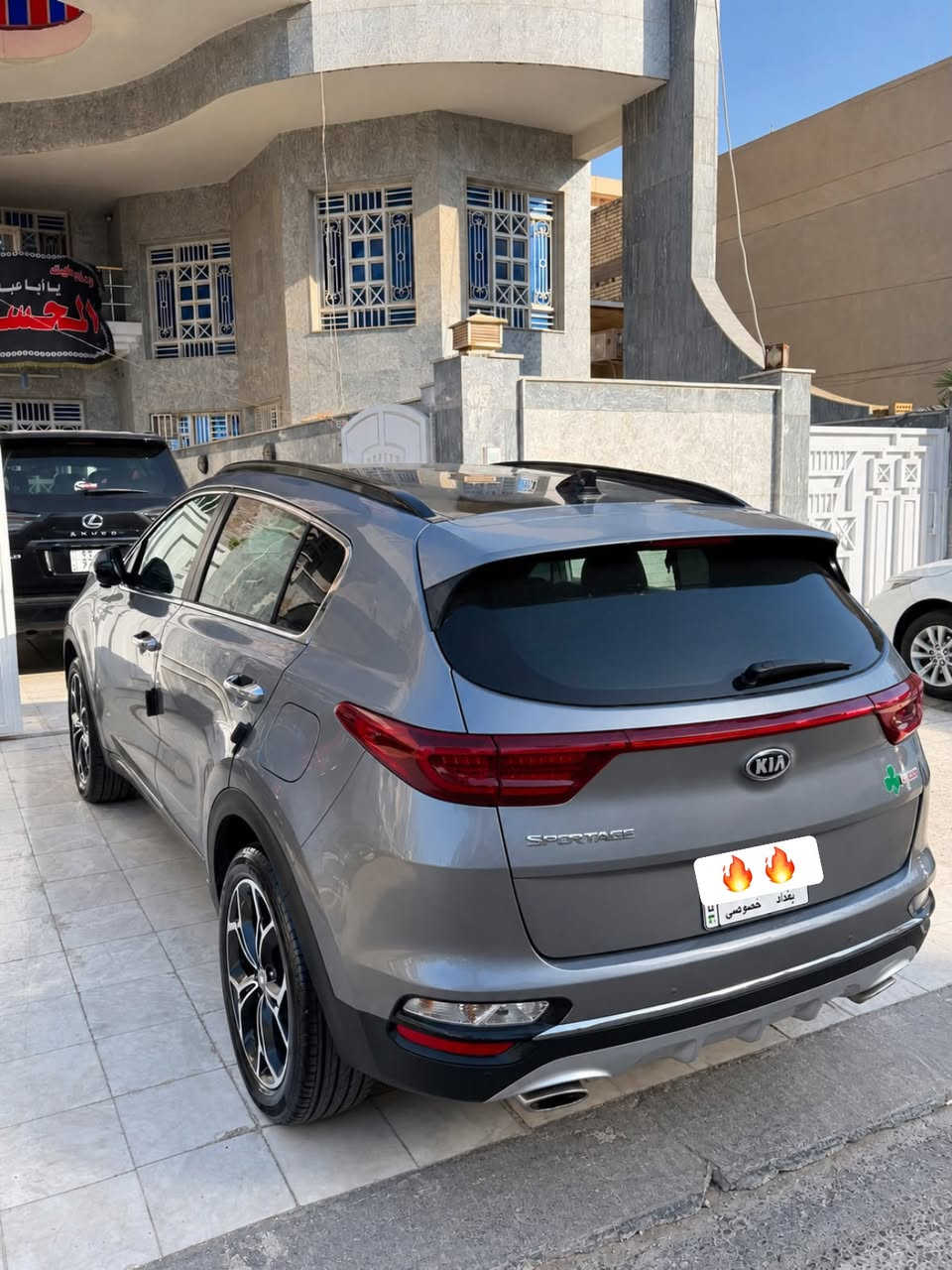السلام عليكم
كياسبورتج 
موديل 2021
وارد امريكي اعلى فئة
مواصفات SX
محرك  4 سلندر 2000 تيربو
ويل 19
اضاءة زينون
فتحة بنوراما
مري قلاب
اشاير مري
صندوك كهرباء
رادار امامي
حساسات خلفية
مقاعد امامية كهرباء بلكامل
بگلايت LED 
وضعيات قيادة
اوتو هولد
مثبت سرعة
تنبيه خروج عن المسار
شاحن لاسلكي

ومعروفة شنو بيها من مواصفات الSX
ماشية 37،000 ميل 
السونار مرفق بل صور موجود وحتى رقم الشاصي

السيارة مرقم بغداد كامل
السعر 185$ يعني 18،500$
مكان السيارة بغداد شارع فلسطين

للاستفسار والاتصال:
***********
