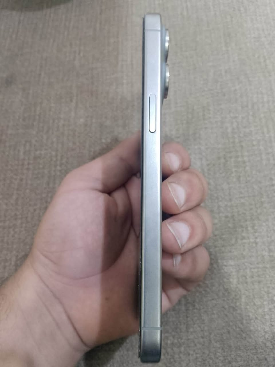📱🔥 للبيع iPhone 15 Pro Max | 256GB

للبيع جهاز iPhone 15 Pro Max سعة 256GB، لون بلاتينيوم، الجهاز بحالة ممتازة جدًا من ناحية الاستخدام والنظافة، ومناسب للي يريد جهاز نظيف ومحافظ عليه بدون وجع رأس.

✨ حالة الجهاز:
• نظافة خارجية 100% 💯
• الجهاز ما مفتوح نهائيًا
• جميع القطع أصلية
• لا توجد أي رسائل أو تحذيرات خاصة بالقطع أو الصيانة
• الشاشة أصلية وتعمل بصورة طبيعية
• Face ID شغال بدون أي مشكلة 🔐
• True Tone شغال بصورة طبيعية
• جميع الكاميرات شغالة بالكامل 📸
• الجهاز يعمل بصورة طبيعية وما بيه مشاكل مخفية

🔋 البطارية: 77%
البطارية مذكورة بكل وضوح حتى يكون البيع على المكشوف وماكو أي معلومة مخفية عن المشتري.

📦 المرفقات:
• العلبة الأصلية موجودة ✅
• الكيبل موجود ✅

💎 الجهاز مناسب للي يهتم بالنظافة والحالة الأصلية، خصوصًا أن الجهاز ما مفتوح وجميع قطعه أصلية.

💰 السعر: 950,000 دينار عراقي
السعر قابل للتفاوض بحدود المعقول .

📌، والفحص حق المشتري بالكامل قبل إتمام البيع، والجهاز مطابق للوصف المذكور بالإعلان.

اللي يبحث عن جهاز نظيف وأصلي ومحافظ عليه، هذا الجهاز يستاهل المعاينة. 🤍📱
بصرة جمهوريه
***********

