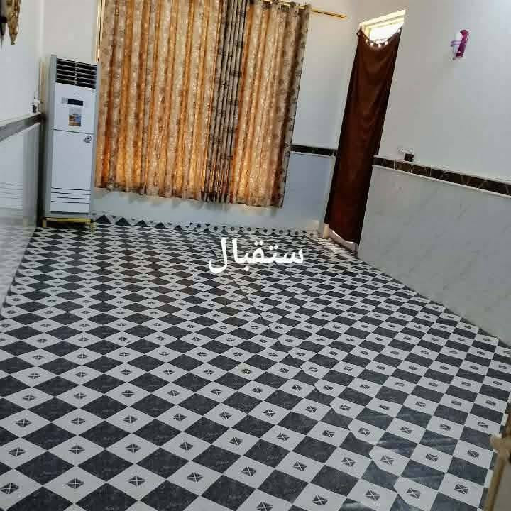 سلام عليكم
البيت البيع طابو صرف
قرب مدرسة المربد حي دجله
مساحه ((200)) متر 
يحتوي على استقبال وصاله 
ومطبخ وغرفتين نوم 
لبيت بناء جديد يحتاج بعض أمور 
اتصال بصاحب لبيت
((***********))

نص مكتوب في الصور:
- استقبال
- غرفة نوم ١
- غرفه ٢
- ستقبال
- منور
- ۲
- صاله
- توالیت