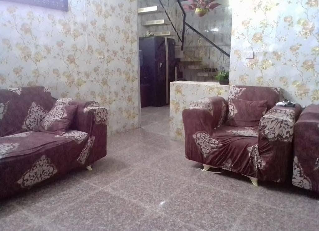 بيت للبيع  في ضباط البلديات قرب اسواق المولى 150متر طابو صرف
الواجه 6نزال 25 
طابقين الطابق الاول متكون من طرمه وصحيات واستقبال ومطبخ وصاله وغرفة نوم والطابق الثاني من غرفتين ومخزن وصحيات وطابق الثالث بيتونه وسطح الواجهة سيراميك والأرضية كرانيت

 السعر220 وبي مجال للاستفسار الاتصال على الرقم ***********
