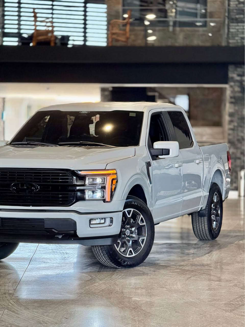 FORD F150 2024 STX 
تاک ئەکسل ڕۆنگی چیمەنتۆیی هەردو چەمەلەخی پێشەوەی بۆیاخە بێ ناو گرتن بێ ئێرباگ پێشی کەپسە سەیارەکە زۆر جوانو زۆر تازەیە یەک دینار مەسرەفی تیا نیە ٣مانگ کاتی تیایە 
نرخ:٢٩٧
*********** السليمانية, العراق
