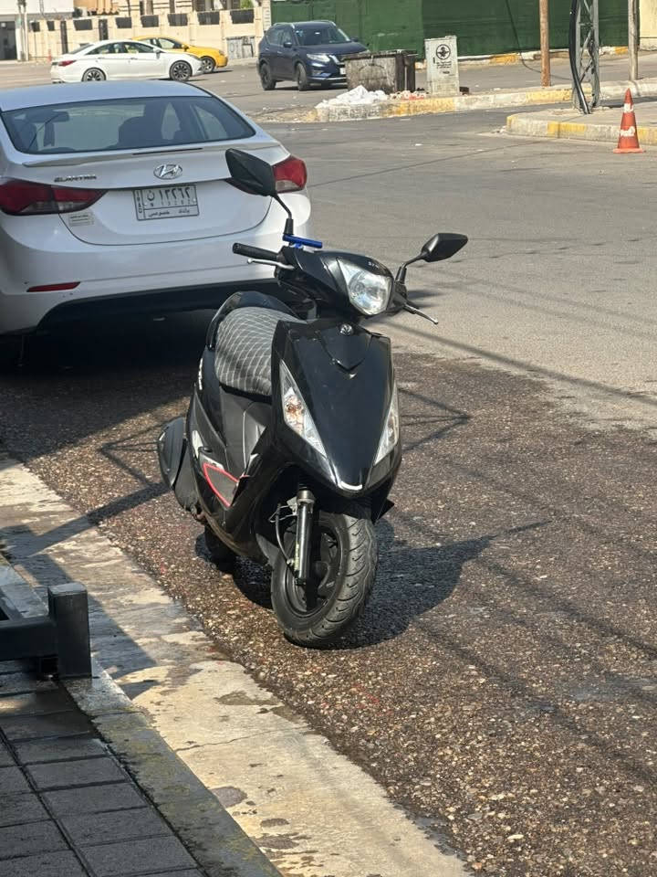 GT125 
بلاديه رمبه ماشيه اقل 33 حقيقي 
عداد سرعه عداد بانزين عداد كيلو متر كلشي شغال 
ملاحظات بسيطه بـ الفكرات دراجه تخبل نشطه ماصار سبوعين من اخذتها  بدون اوراق مكان رمادي 
سعر مليون وميه 
لمو شراي ليعلق اخوان 💙
***********
