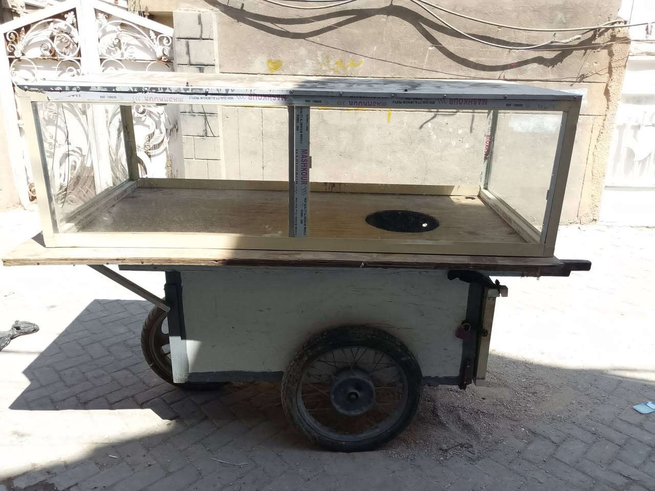 عربانة لبلبي جاهزة مع جامخانة( حماية من المطر والاتربة)

انارة داخل الجمخانة  شمعات لد شمسية 
تايرات نضيفة 
الداخل الارضية مغلفة المنيوم 
باب المنيوم
العربانة خشب وخفيفة 
موضحة امامكم 
***********
بغداد مدينة الصدر
