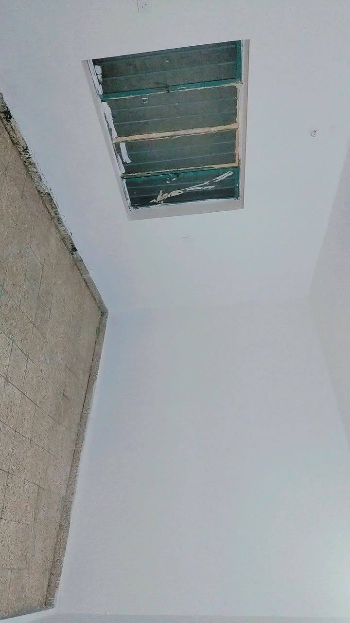 سلام عليكم
الايجار ١٠٠ متر قاط واحد غرفة نوم وحده و صاله و مطبخ كبير و تواليت منفرده حمام منور سطح بيتونه مكانه بداية الشرطة الرابعة شارعه يطل عله شهداء  يطل عله شرطه رابعه و عله فلكه شهداء الاستفسار *********** علي
