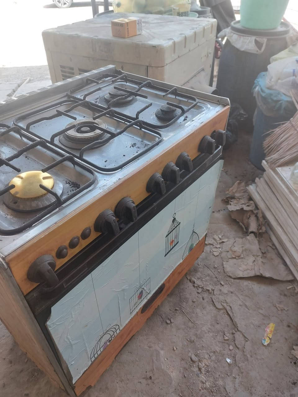 السلام عليكم .. غراض منزلية للبيع ثلاجة الحجم الكبير تجميدها فول على الفحص كاملة مابيها اي نقص مع مبردة حجم ٢٥٠٠ نظيفة وشغالة مع طباخ خمس عيون نارة حلوة هو والفرن الداخلي الكل يشتغل مابي اي عطل السعر الكلي ٢٦٠ ألف فقط هاتف واتساب *********** جسر البنوك فرع مخابز الخير مقابل كلية الرافدين لطب الأسنان ..
