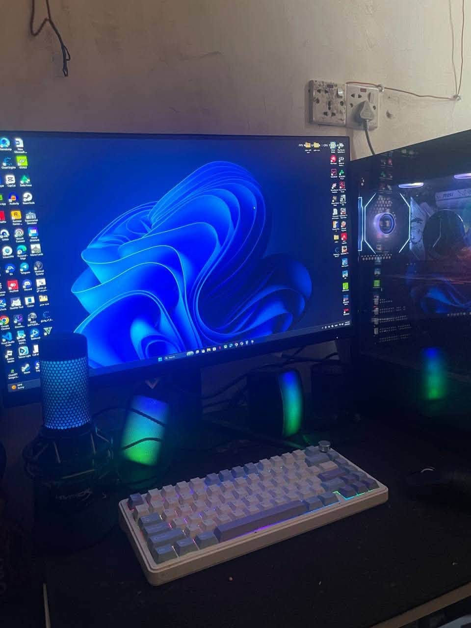 للبيع حاسبة مستعمله للتواصل او الاتصال ***********
السعر مناسب جدا
🖥️ مواصفات الجهاز
CPU: Intel Core i7-13700F Tray
GPU: Gigabyte RTX 5070 Windforce OC 3X 12GB GDDR7
Motherboard: MSI B760M Gaming Plus WiFi DDR5
RAM: Team Group Delta RGB 32GB (2×16GB) DDR5 6000MHz CL30
SSD 1: Lexar NM620 NVMe 2TB Gen 3
SSD 2: ADATA M.2 1TB Gen 4
CPU Cooler: SAMA SM360 PRO 360mm
PSU: FSP 700W 80+ Bronze
Case: Xigmatek Blast 4GF Black
🎮 والملحقات
Monitor: NOV Gaming 2K / 180Hz
Microphone: HyperX
Headset: Fantech
Mouse: Attack Shark X11
Keyboard: Attack Shark X85
Xbox Controllers: عدد 2
UPS: Vicroey Power 3KVA
