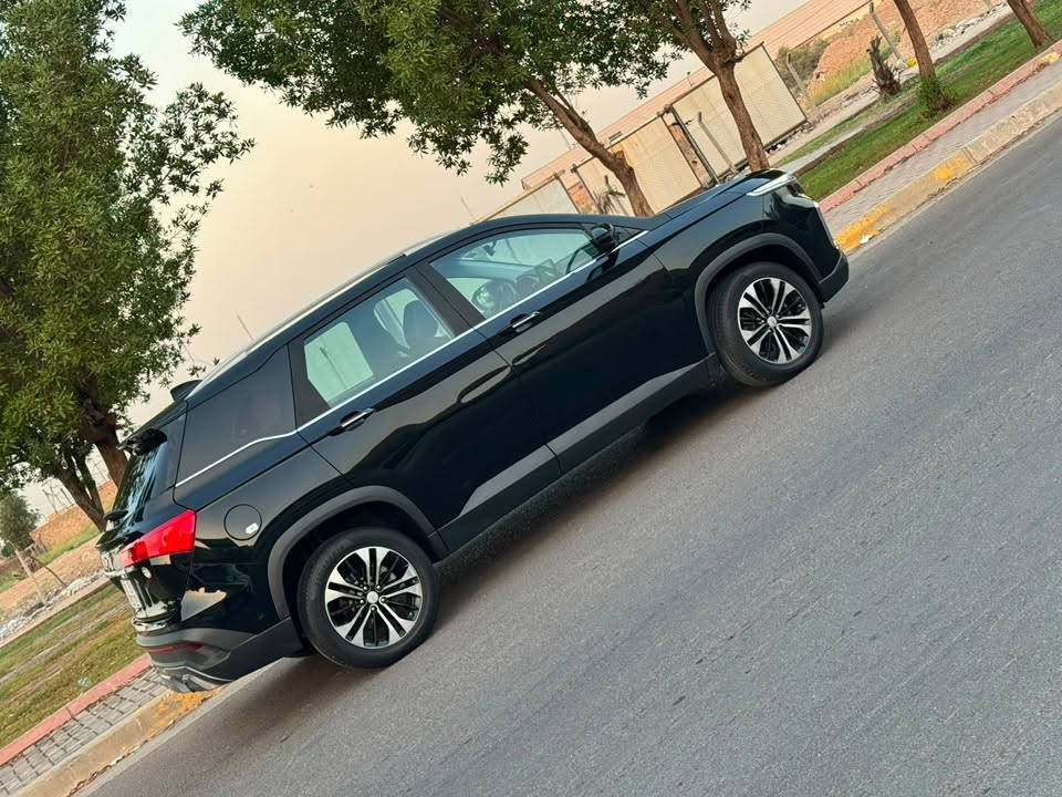السلام عليكم للبيع شوفرليت كابتيفا Chevrolet Captiva 2022 فول مواصفات خليجي
***********
✨ سيارة عائلية فخمة واقتصادية، 7 مقاعد، وتجهيزات عالية جداً.
موديل 2022 خليجي وكالة المنصور Premier
بدون صبغ 

🔹 المواصفات: Premier
• 7 مقاعد
• فتحة سقف
• دخول ذكي / بصمة
• تشغيل بصمة/زر
• كاميرات 360 
• حساسات امامية خلفية
• كاميرا خلفية
• مثبت سرعة
• تحكم أوتوماتيكي بالمناخ ❄️
• مقاعد كهربائية
• مصابيح LED أوتوماتيك
• مرايا كهربائية قابلة للطي
• شاشة وسطية
• شاشة عدادات ديجتال
• Apple CarPlay
• Android Auto
• نظام صوتي 6 سماعات
•USB
• ABS
• مانع انزلاق وثبات إلكتروني
• حساسات ضغط الإطارات 
• مساعد صعود المنحدرات

السعر 122 وبيها مجال 

📌 السيارة جاهزة مكانها بغداد رقم بغداد 
شرط التحويل
