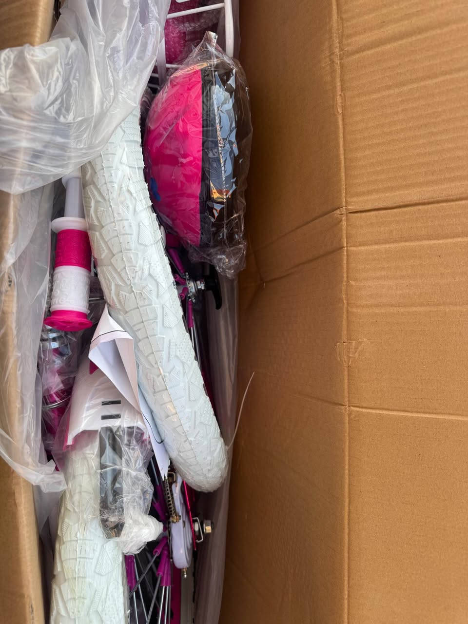 پاسکیل
نوێ و کەپس هەڵنەپچڕاو و نەبستراو
رەنگی پەمەی
کڵاوی سەلامەتی و مەتارەی ئاوی خۆی لەگەڵە
قیاسی ١٦
نرخ:تەنها١٢٥هەزار
گەیاندن هەیە
*********** سوران, أربيل
