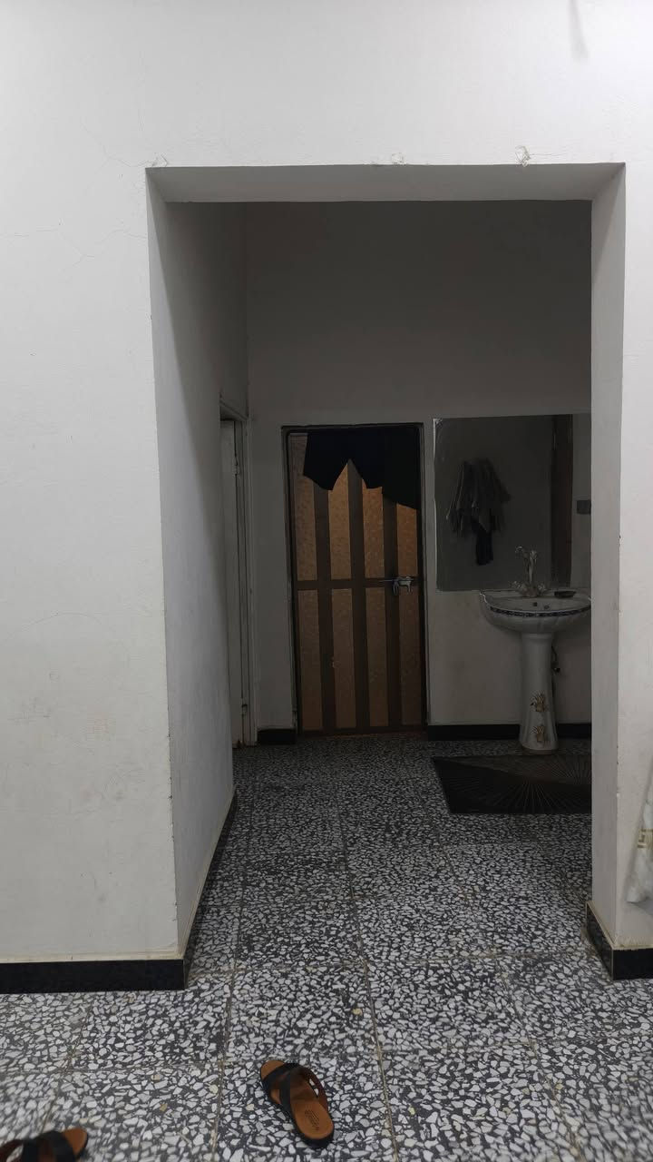 ‏  بسبب الوعود الكاذبة
‏إعادة نشر...... 
‏بيت بلديه  المساحة ٢٠٠ الراشديه قرب بيت حجي هارون  .. بناء كامل غرفتين نوم استقبال هول مطبخ مخزن مجمع صحيات داخلي وخارجي وغرفه سويت 
‏بيت جاهز تجي تسكن مباشرتا.. معامله كامله ومسجل 
‏استفسار  ***********
‏
