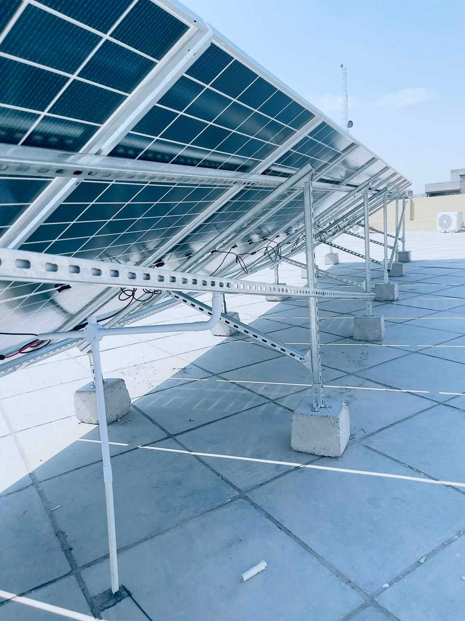 ☀️⚡ منظومة هورايزن لمؤسسة حكومية تابعة لوزارة الداخلية

ضمن أعمالنا في تجهيز المؤسسات الحكومية، تم تنفيذ منظومة طاقة شمسية حديثة لإحدى دوائر الجوازات في بناية جديدة، بتصميم وتنفيذ هندسي متكامل من شركة أبراج المهندسين.

🔋 مكونات المنظومة:
• إنفيرتر هورايزن 8 كيلو واط
• بطارية هورايزن 32 كيلو واط
• 10 ألواح LONGi Hi-MO X10 بقدرة 650 واط للوح
• هيكل ميكانو مصمم ومثبت وفق متطلبات الموقع

منظومة مصممة لتوفير طاقة مستقرة وموثوقة للمبنى، مع الاعتماد على مكونات عالية الكفاءة وتنفيذ هندسي دقيق.

📞 ***********

🏢 شركة أبراج المهندسين للطاقة الشمسية
📍 ديالى – بعقوبة – شارع الدفاع المدني
مقابل معرض خريسان للسيارات
