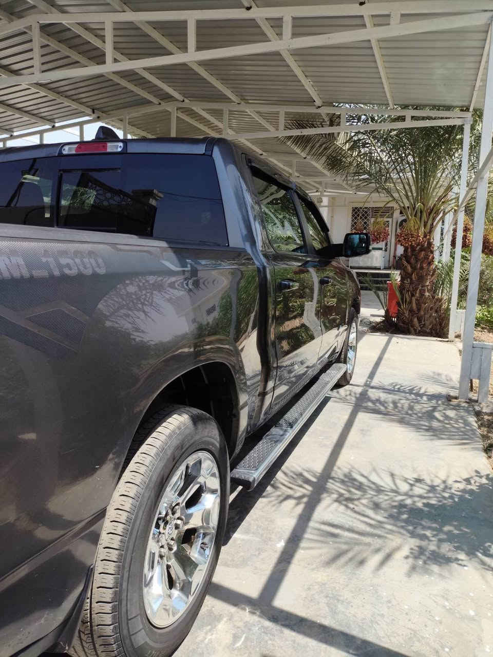 رام (1500 RAM) بك هورن لون فيلي
الموديل : 2019
رقم السياره : بغداد تحويل مباشر
📋 المواصفات والتفاصيل الأساسية:

المحرك: هيمي (HEMI V8) بسعة 5.7 لتر، 

ناقل الحركة (القير): أوتوماتيكي من 8 سرعات (تحويل بنظام القرص الدائري الذكي).

نظام الدفع: دفع رباعي (4x4) مع خيارات تحكم كاملة للطرق الوعرة والسريعة.
الإضافات والميزات الخاصة بالسيارة:

شاشة وسطية تدعم نظام Uconnect الحديث مع بلوتوث وأنظمة اتصال الهواتف الذكية.

حساس امامي خلفي ++ كامري خلفيه 
اوتو بريك وهاند بريك كهربائي

المري الجانبيه الوسطية هيتر وتضليل 

نظام تدفئه للستيرن والمقاعد الاماميه   

240 ورقة وبيها مجال 

مكان السيارة: (بغداد الجديده)
رقم الهاتف : *********** بغداد, العراق
