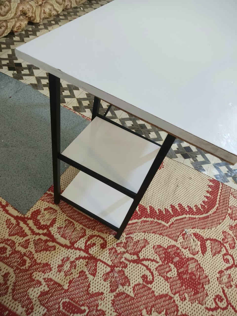 ميز دراسه مستعمل للبيع لي يحب يتواصل عواتساب ***********
