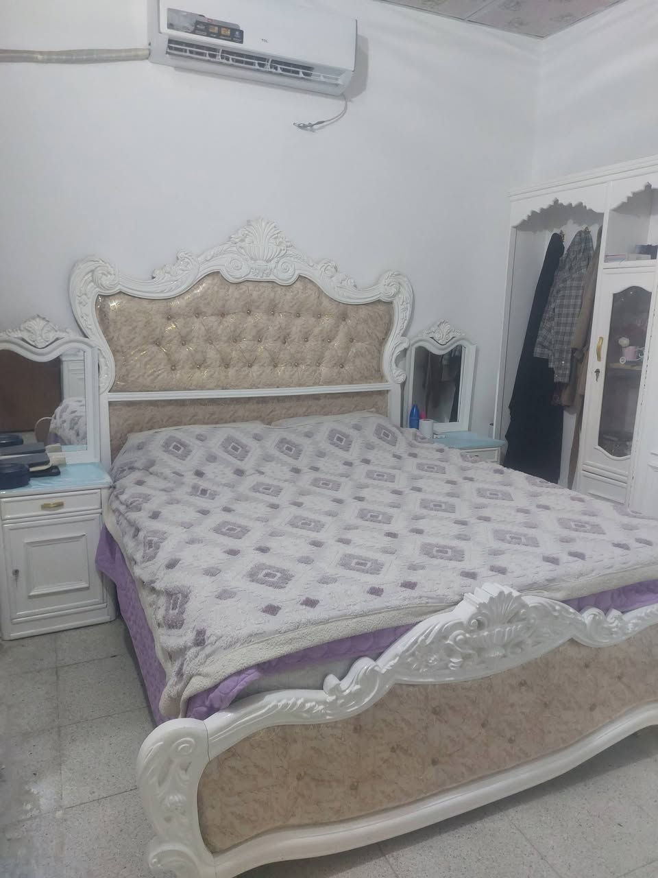 غرفة نوم خشب عراقي
نظيفة استعمال قليل وخشب درجة اولى سعرها مليون وبيها مجال للتواضل خاص ورقم الهاتف ***********
