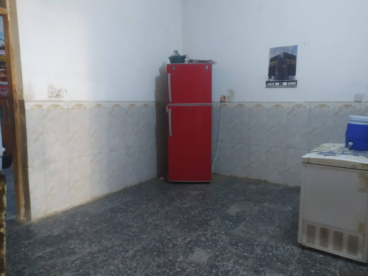 بيت للبيع طابو صرف يحتوي على غرف عدد 2وصاله ومطبخ واستقبال مساحه 150متر بي قاصرين ثنين مكان العسكري ورا معهد القاسم الدار بصف ركن ***********
