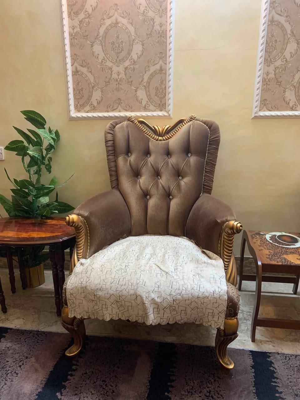 قنفات خشب زان ملكي ست قطع حجم وسط
عشر مقاعد
قنفتين واربع كراسي 
السعر 500 الف
للتواصل ***********

