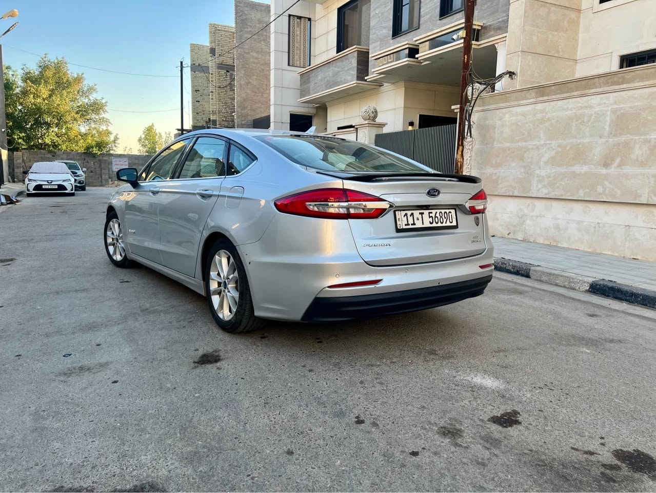 🚗 فورد فيوجن 2019 هايبرد (Ford Fusion Hybrid) – للبيع 

رايدها ب11.500 وما اقصر ويه اليجي وتعجبه

أنظف فيوجن بالعراق واني حيل معتني بيها 
سيارة قمة بالنظافة والراحة واقتصادية جداً بالبنزين، جاهزة للمشي وما تحتاج أي مصاريف!
📌 المواصفات والتفاصيل:
 الموديل: 2019
 المحرك: هايبرد (بنزين + كهرباء) – محرك 2.0L اقتصادي وقوي، يمشي باللتر مسافة ممتازة وتنسى الفيترية
 الكير: أوتوماتيك (ماوس دوار الحديث).
 الشاشة: شاشة كبيرة تدعم Apple CarPlay و Android Auto، ومع نظام SYNC 3 السريع.
 أنظمة الأمان (Ford Co-Pilot360):
 رادار تحديد مسار وتنبيه الخروج عن المسار.
 رادار نقطة سوداء (Blind Spot) على المرايات.
 نظام كبح تلقائي مانع للتصادم (Pre-Collision Assist).
 حساسات خلفية مع كاميرا دوارة عالية الدقة.
 الراحة والتصميم:
 كوشن السائق كهربائي مع تعديل بعدة اتجاهات.
 نظام تشغيل وتشغيل عن بعد / بصمة.
 تكييف دبل زون (تبريد ثلج ما شاء الله).
 ويل كب بلادي مع أونطة مرتبة.
 الوضع الفني: السيارت بحالة ممتازة جداً، أونطة، محرك، بطارية هايبرد، ودبلات كلها بشرط الفحص
السيارة جانت بالاردن ومرقمة اردني وهناك عدهم الصبغ عادي يزيد من سعر السياره فا صار شخط على البابين جان يصبغوهن وصبغهن حلو مو نشاز والسياره حيل كاعده 
 هذا رقمي 
*********** 
بي واتس بغداد, العراق
