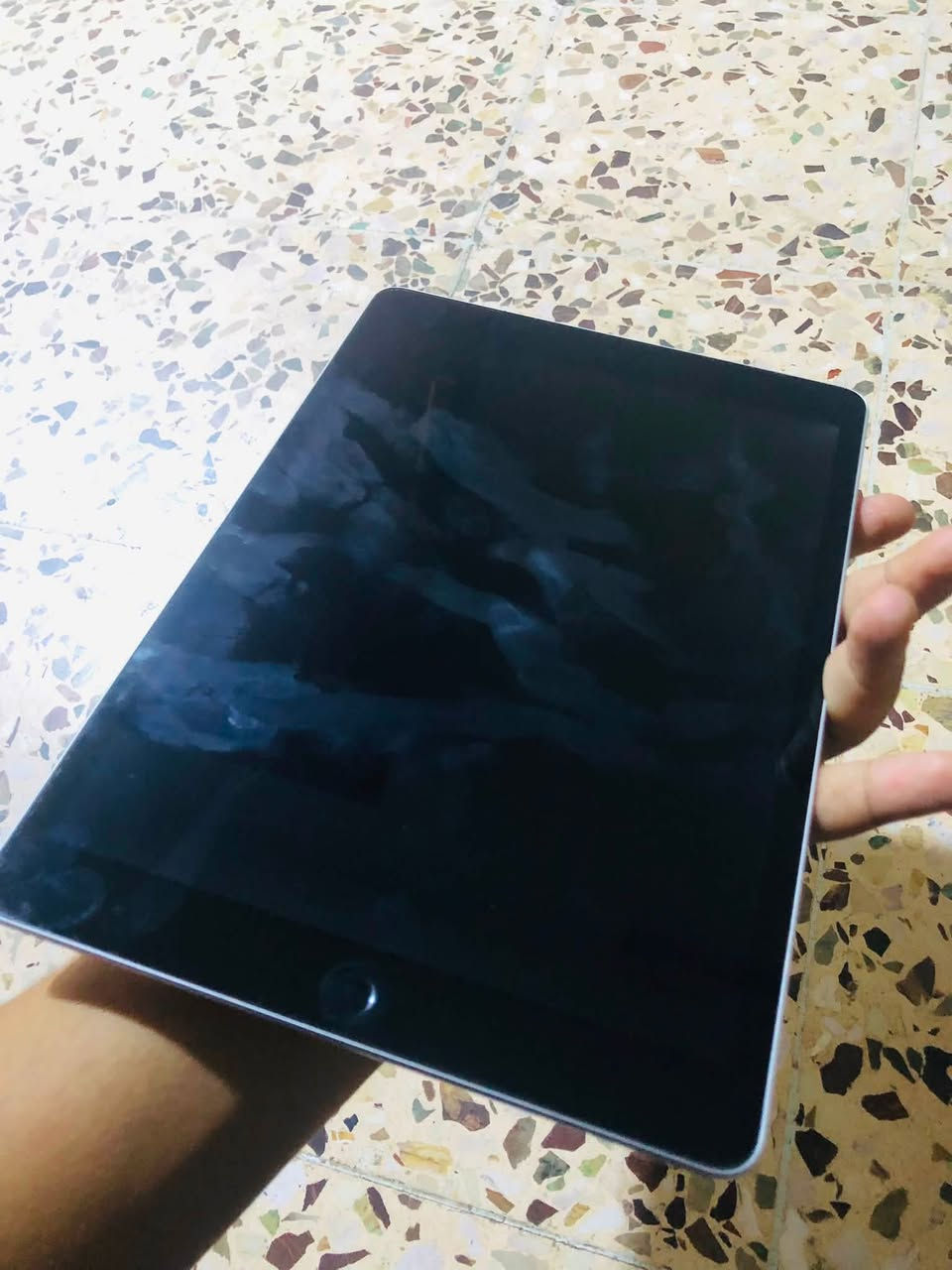 سلام عليكم ايباد 9 مكفول كفاله عامه بلا ملحقات ذاكره 64 جهاز يصرف شحن شوي  سعره 230 وبي مجال بصيط ***********

