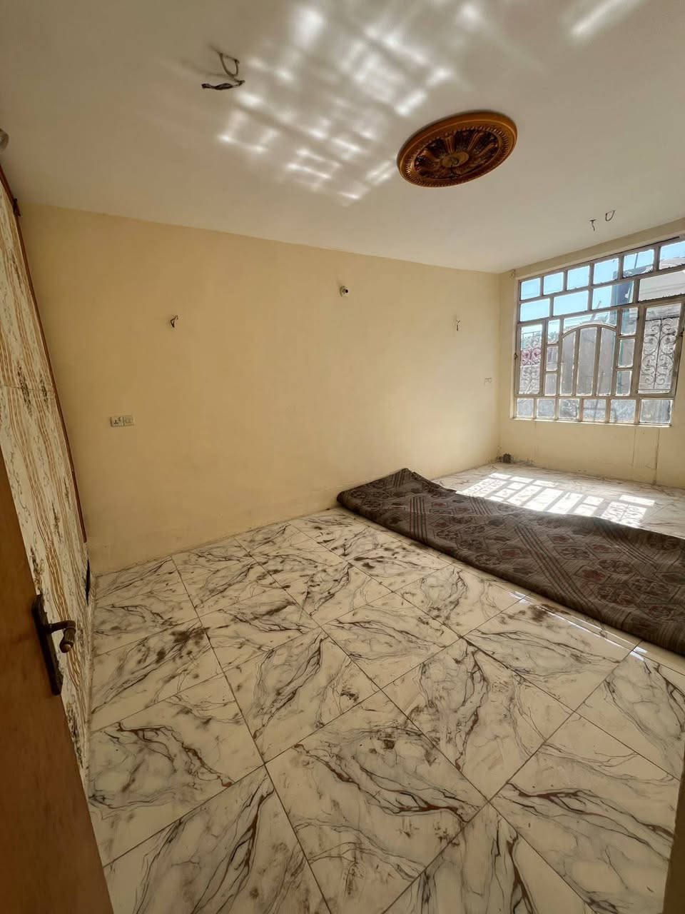 سلام عليكم بيت للايجار مساحته 135 غرفة نوم وحده صاله استقبال مطبخ حار + بارد
 قفل 300 
الحضاريه مجاور سيد رافع 

تواصل خاص او واتساب 
***********
