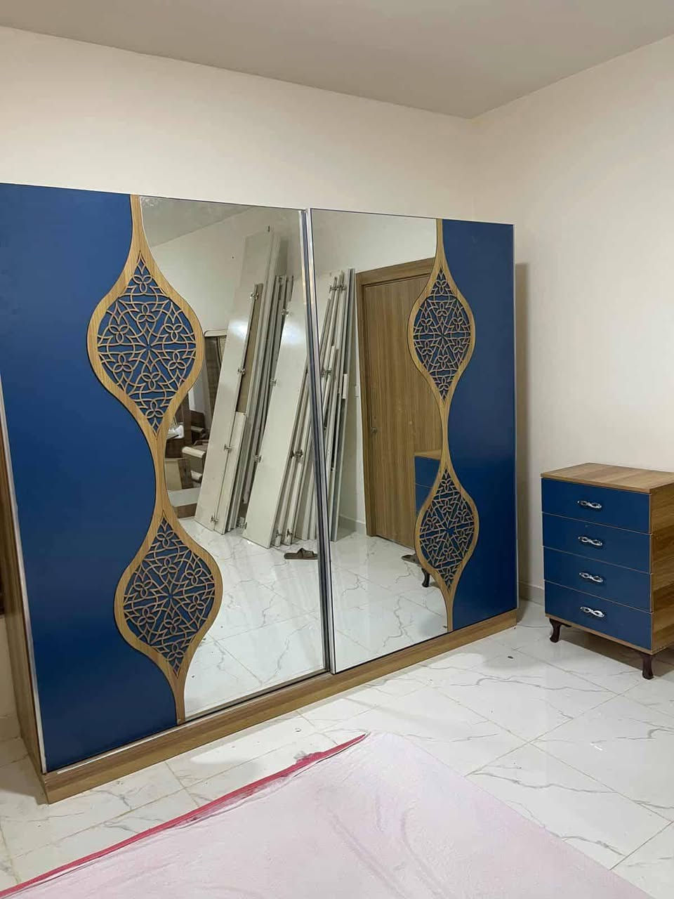 السلام عليكم غرفه للبيع  تركيه نوع  ثقيل درجه اولى 6 قطع لون مميز بيه بس الجراره اسويه  للستفسار ***********
