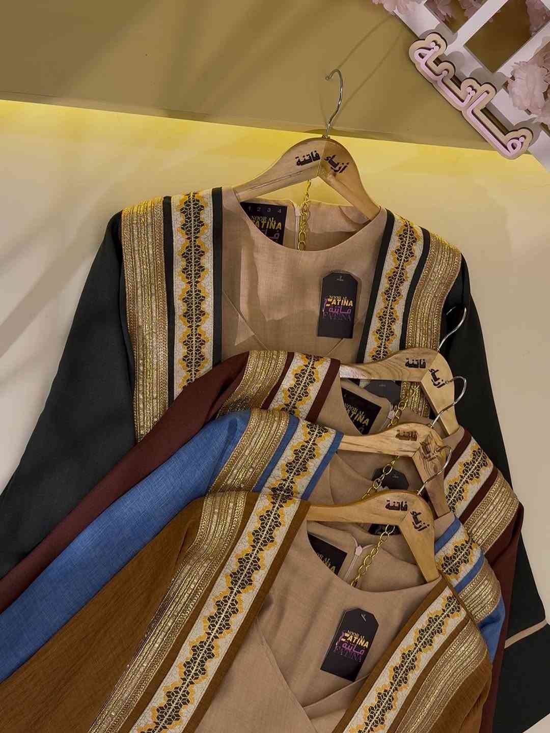 ازياء فاتنة
بشت وجمبسوت 
موديلات فاتنة… ماتتفوت 
حصراً من ماركة فاتنة 🤍
• تكدرين تاخذين البشت وخد والجمبسوت وحد او تاخذيهم سوية 
• ⁠البشت فــــري ســايــز 
• ⁠طول البشت مـטּ الكتف للاخير 160 سم 
• تفصيله مريحة فصال فخم 
• ⁠ قماش كتان ذاب نفسة ، 
• ⁠الحمبسوت بي اربع قياسات 
• ⁠ موديله لف علمود يتخصر ؏ الصدر 
• ⁠طول الجمبسوت مـטּ الكتف للاخير 165 سم ✨
• ⁠قماشه كتان مشخط مناسب وية ڪُـل المـــــوديلاتـــﮯ والبشتات ، 
• الضهر بي سحاب لسهولة اللبس 

قطعة تبقى وياج سنين وما تبطل موديلها 👌

متوفر حالياً بكمية محدودة
راسلينا خاص واحجزي بسرعة قبل النفاذ 💌

#ازياء_فاتنة⁩⁩
قالب راهي⁩
_______________________ 
🖋️ االــخـــــــاامــة :- 
كتان صيفي ” أو “كتان البوبلين”
وهي خامة تتميز بمتانة عالية تحافظ على شكله ورونقه حتى مع كثرة الاستخدام. ، يعتبر مثالي لملابس المحجبات لان 
  يعطي مظهر أنيق،
_______________________ 
القياسات 1/2/3/4 
قياس 1 :- 
 تلبس وزن من 70 الى 80 كــــيـلـو 
يعني يلبس قياس. 42. 44 

🌱قياس 2 :- 
تلبس وزن من 80 الى 90 كــــيـلـو 
يعني يلبس قياس 46. 48

🌱قياس 3 :- 
تلبس وزن من 90 الى 100 كــــيـلـو 
يعني يلبس قياس 50. 52.

🌱قياس 4 :- 
تلبس وزن من 100 الى 120 كــــيـلـو
يعني يلبس قياس 54. 56. 58
_______________________ 
سـ✿ـــعـــر  الطقم كاملاً  بـــ 55 الفــــﮯ  ________________________________ 
ســــعـــر  البشت بـــ 40 الفــــﮯ 
ســــعــر الجمبسوت بـــ 35 الفــــﮯ 
_______________________ 
للحجز والاستفسار المراسلة ؏ــلى الواتساب :- ***********
***********

نص مكتوب في الصور:
- الخامة :- كتان صيفي " أو "كتان البوبلين" وهي خامة تتميز بمتانة عالية تحافظ على شكله ورونقه حتى مع كثرة الاستخدام. ، يعتبر مثالي لملابس المحجبات لان يعطي مظهر أنيق،