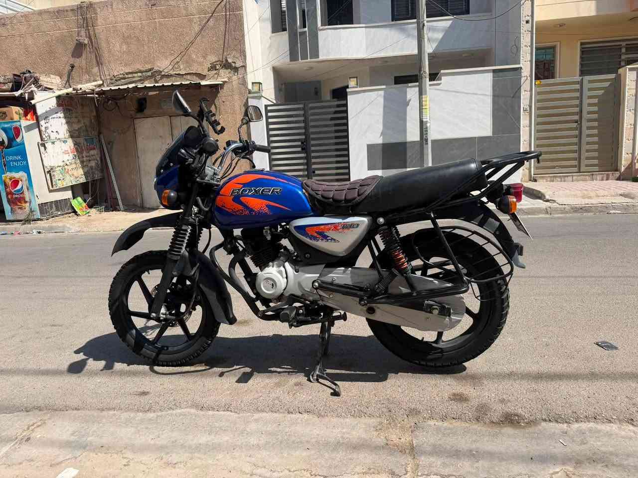 السلام عليكم بوكسر موديل 23 نازله 24 شهر ل11
مرقم لوحه وسنويه إنكليزي تحويل ثاني يوم 
مكفوله كفاله عامه مكفوله من فتح وتبخير 
ماشيه 26 شرط حقيقي 
مكاني الحريه 
***********
