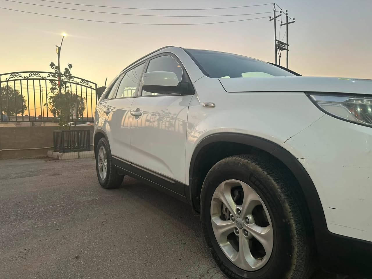 السلام عليكم

للبيع فقط 
كيا سورنتو / kia sorento
الموديل :2015
وارد خليجي عماني مكفولة 
السياره نص مواصفات 

ماشية ١٤١ الف كيلومتر 

المواصفات
-مكينة ٦ سلندر ٣.٥ 
-تبريد ٣ قطع
-تحكم ستيرن جهتين
-كشنات مخمل بيجي
-لد امامي 
-لايت عالي زنون 
-٧ راكب
-نظام ECO
وباقي مواصفات السورنتو معروفة

رقم بغداد انكليزي بأسمي تحويل ثاني يوم
( السيارة كفاله عامه من الصبغ والتبديل 
بيها فقط رصعات بسيطة) بس المحرك بيه بداية كازكيت 

السعر 163$ وبيها مجال بسيط
للاستفسار ***********
