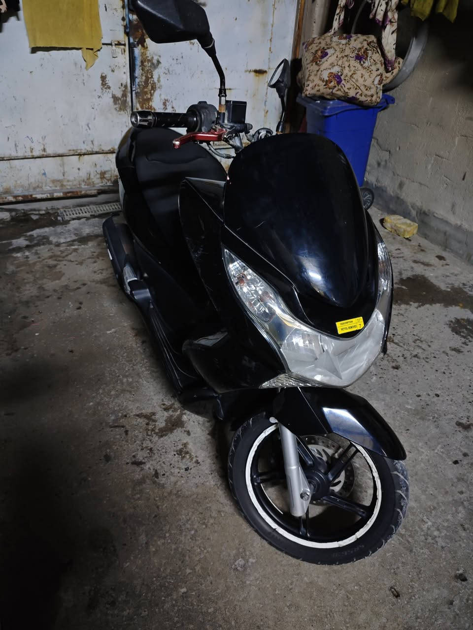 Pcx جيل اول للبيع
مكينة 125
كفرات بلادية 
كهربائيات كلها شغالة 
السعر 1250 وبيها مجال 
بغداد مدينة الصدر 
للإستفسار: ***********
